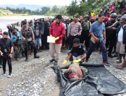 Polres Jayawijaya Bersama Basarnas Evakuasi Jenazah Yang Ditemukan di Sungai Wouma