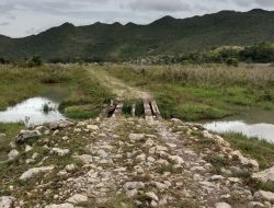 Warga Keluhkan Jalan Penghubung Dua Distrik Rusak Parah