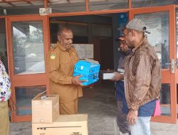 Dukung Pelaku Usaha OAP, Disnakerindag Beri Bantuan Alat Kerja