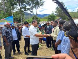 Bupati Letakan Batu Pertama Pembangunan 6 Gereja dan Beri Bantuan Dana