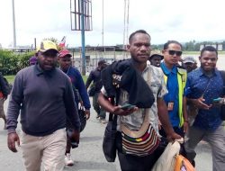 Penginjil Muda Papua Khotbah diatas Pewasat Trigana Air 
