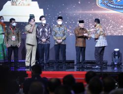Wakil Presiden RI Berikan Penghargaan Pemda Berstatus Universal Health Coverage