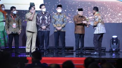 Wakil Presiden RI Berikan Penghargaan Pemda Berstatus Universal Health Coverage