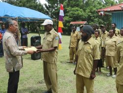 Pemkab Jayawijaya Kukuhkan Aparat di 11 Kampung di Distrik Yalengga