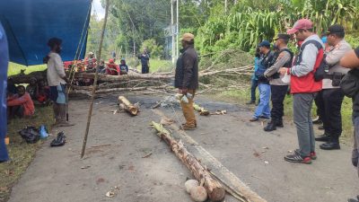 Buntut Penembakan, Warga Blokade Jalan Trans Wamena-Kurulu