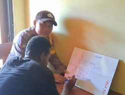 Semangat Samuel Kudupa Datangi Polsek Mapia Demi Belajar Membaca dan Menulis