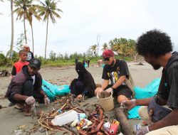 Kantor Berita Antara Biro Papua dan Rumah Bakau Peduli Lingkungan, Gelar Bersih-Bersih di sepanjang Pantai Holtekamp, Kota Jayapura
