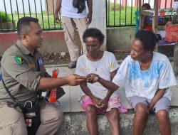 Tim Keladi Sagu Ops Rasaka Cartenz 2023 Berikan Pengobatan Gratis Kepada Masyarakat di Kampung Kamoro