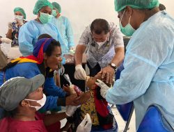 Bupati Jayawijaya Tinjau Langsung Pengobatan Massal Campak Di Wamena