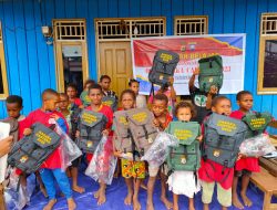 Dapat Tas, Anak-anak Pegunungan Bintang semakin Bersemangat Ikuti Program Si Ipar