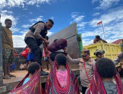 Aparat Gabungan TNI dan Polri Kawal Pengungsi Kembali ke Komplek Nogolait, Kampung Kenyam