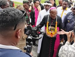 MGR. Yanuarius Theofilus Metopai Uskup Pribumi Pertama Di Pegunungan Tengah Disambut Ribuan Umat Katolik