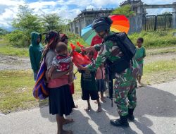 Prajurit Yonif MR 411 Kostrad Hadang Mama-mama Papua di Jalan Kenyam, Bikin Kejutan Bagi-bagi Sembako
