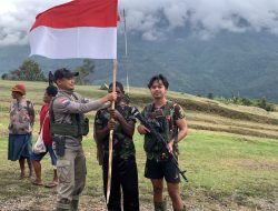 Bangkitkan Jiwa Nasionalisme, Satgas Damai Cartenz Bersama Masyarakat Kiwirok Kibarkan Bendera Merah Putih