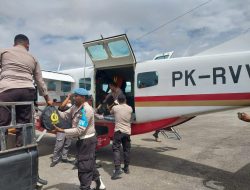 Polri Carter Pesawat untuk Distribusi Bansos di Wilayah Terdampak Bencana Puncak