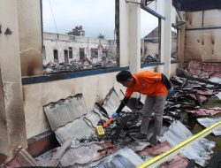 Polres Yahukimo Gelar Olah TKP Peristiwa Kebakaran Kantor Dinas Yahukimo