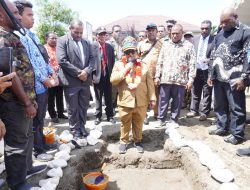 Pj Gubernur Provinsi Papua Tengah Meletakkan Batu Pertama Pembangunan Gereja GBI Solafide Nabire