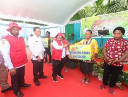 Pj Gubernur Papua Tengah Serahkan Bantuan Sosial Pemberdayaan Ekonomi Rakyat Kepada 2.801 Orang
