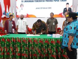 Penjabat Gubernur Papua Tengah Serahkan DPA Tahun 2024 Kepada SKPD Sebesar Rp 4,8 T