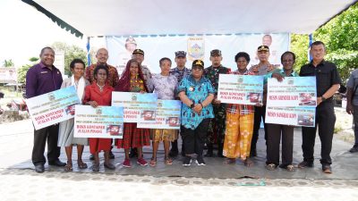 Tangis Haru Mama-Mama Papua Tengah Pecah, Saat Penjabat Gubernur Bagikan Box Kontainer