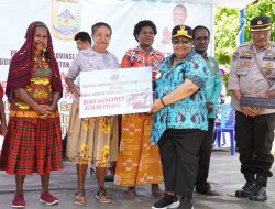 Pemprov Papua Tengah Berikan Bantuan Alat Pertanian dan Tempat Berdagang