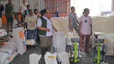 Jelang Idul Fitri, Penjabat Gubernur Papua Tengah Tinjau Stok dan Harga Bahan Pokok