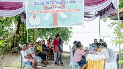 Tim Penggerak PKK Pemprov Papua Tengah Berbagi Kasih Dengan Ibu-ibu Lansia di Nabire
