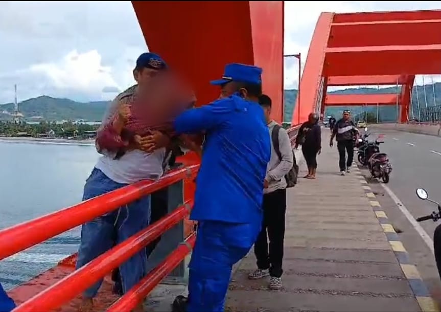 Aksi Heroik Sat Polair Gagalkan Percobaan Bunuh Diri Seorang Perempuan di Jembatan Youtefa