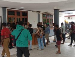 Warga Gelar Aksi Demo di Kantor Bupati Keerom, Tuntut Pembebasan Sekda Trisiswanda Indra