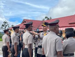 Kapolri Ganjar Penghargaan Kepada Personel Polda Papua Atas Prestasi Lumpuhkan KKB Tahun 2023 Lalu