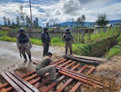Satgas Bantuan Ops Damai Cartenz-2024 Bangun Jembatan Sementara Hubungkan Ibu Kota Paniai dan Distrik Bibida