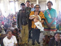 Di Tengah Pengungsian, Bayi Nina Songgonau Diangkat Menjadi Anak Asuh Pj Gubernur Papua Tengah