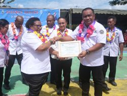 Pj Gubernur Ribka Haluk Menerima Piagam Penghargaan dari YPK Tanah Papua