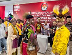 Pasangan Maximus Tipagau-Peggi Patricia Pattipi Resmi Daftar ke KPU Mimika
