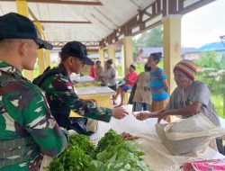Masyarakat Senang Dari Satgas TNI Borong Belanja Di Pasar Tradisional Mindiptana