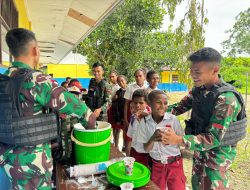 Layani, Ayomi Dan Edukasi, Satgas TNI Bagikan Bubur Kacang Hijau Ke SD Inpres Sawiyatami