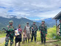 Satgas TNI Berikan Bantuan Sembako Untuk Warga Perbatasan