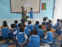Tanamkan Rasa Cinta Tanah Air Sejak Dini, Babinsa Kuala Kencana Bekali Materi Wasbang Kepada Anak TK
