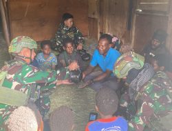 Bentuk Kepedulian, Satgas TNI Berikan Sembako Untuk Warga Papua