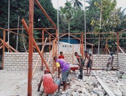 Sinergi TNI Bersama Rakyat, Babinsa Bantu Bangun Rumah Warga