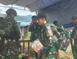 Membantu Meringankan Beban, TNI Berikan Sembako Kepada Warga Yang Berduka