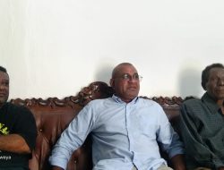 Masyarakat Adat Kampung Ifar Besar Sambut Hangat Kedatangan Mathius D. Fakhiri dengan Tarian Adat