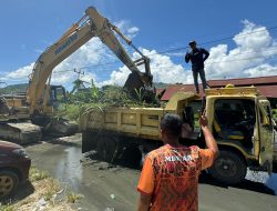 Tindak Cepat Atasi Banjir, Matius Fakhiri Kerahkan Excavator Bersihkan Kali di Belakang Pasar Youtefa