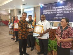 Terbaik Gunakan Bahasa, Kominfo Kab. Jayapura Terima Penghargaan