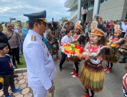 Penjabat Gubernur Papua Tengah Anwar Damanik Tiba di Nabire Disambut Tarian Adat