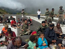 Aparat TNI-Polri Gelar Bakti Sosial, Warga Kiwirok Sambut dengan Antusias