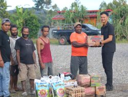 Personel Operasi Damai Cartenz 2025 Salurkan Bantuan Sembako di Yalimo, Jalin Kedekatan dengan Warga