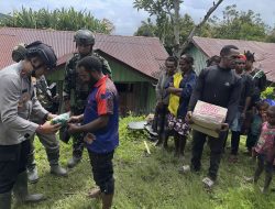 Satgas Ops Damai Cartenz-2025 Bersama TNI-Polri Salurkan Bantuan Sembako untuk Warga Kiwirok