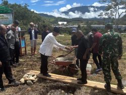 Satgas Operasi Damai Cartenz-2025 Kawal Peletakan Batu Pertama Pembangunan Masjid di Oksibil