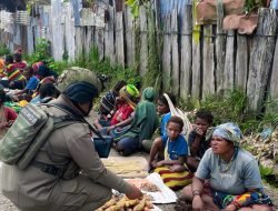 Satgas Ops Damai Cartenz-2025 Bangun Sinergi dengan Masyarakat, Sapa Pedagang Lokal di Intan Jaya
